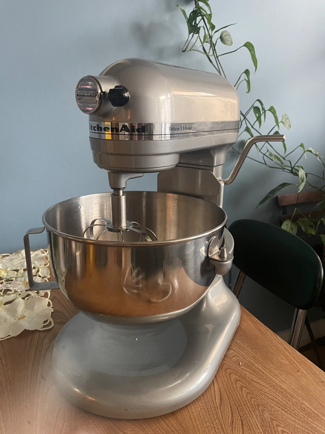 KitchenAid Deluxe 5 Edition with attachments and cover, works
