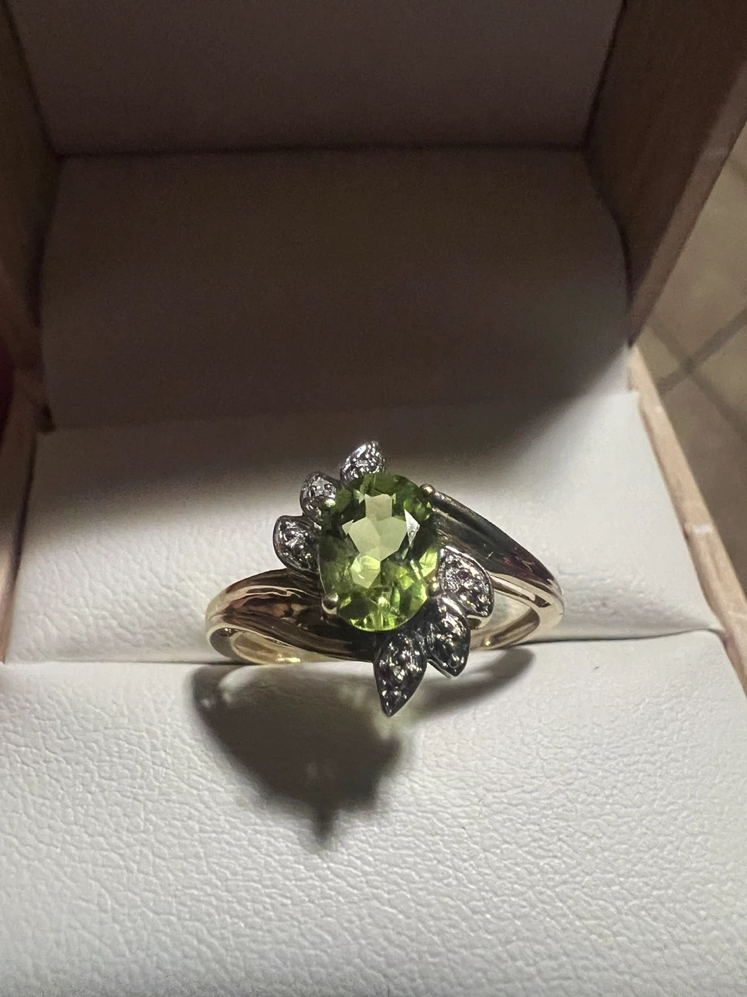 Peridot and Diamond Ring in Yellow Gold - photo 5