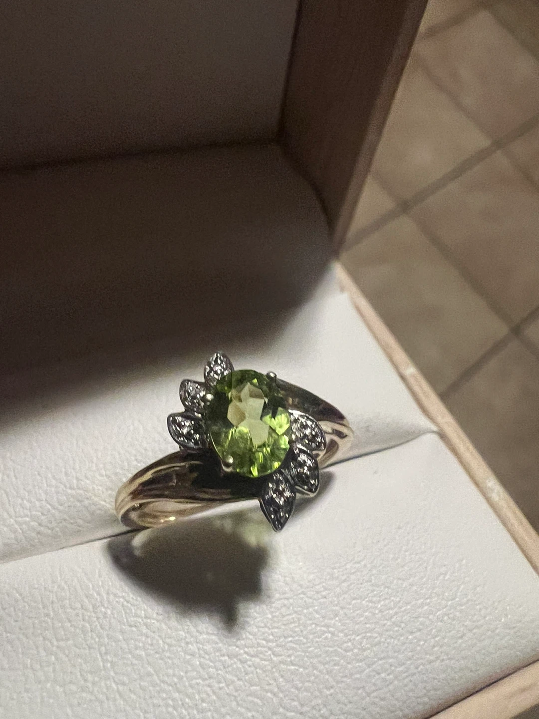 Peridot and Diamond Ring in Yellow Gold - photo 4