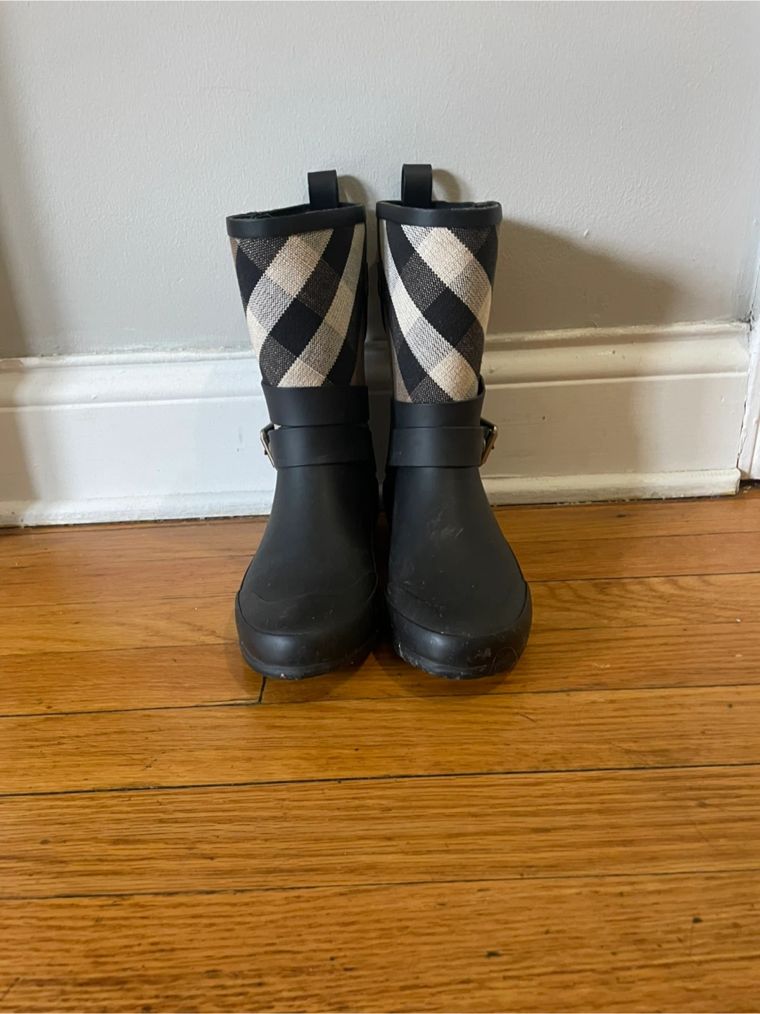 Burberry  Rain Boots . Size 5 - photo 2