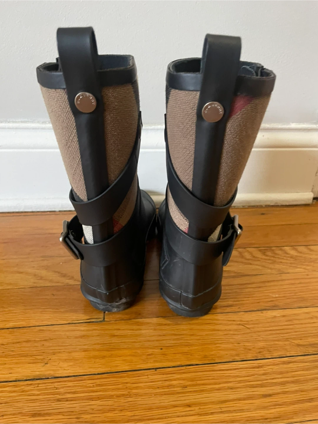 Burberry  Rain Boots . Size 5 - photo 3