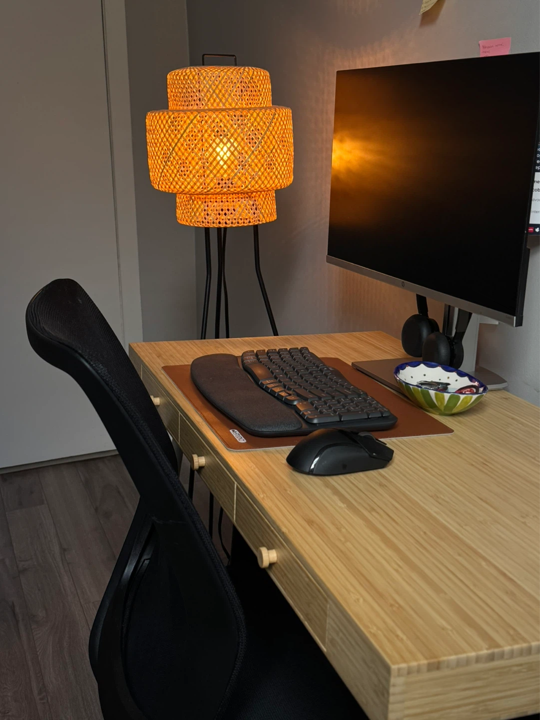 Desk - photo 3