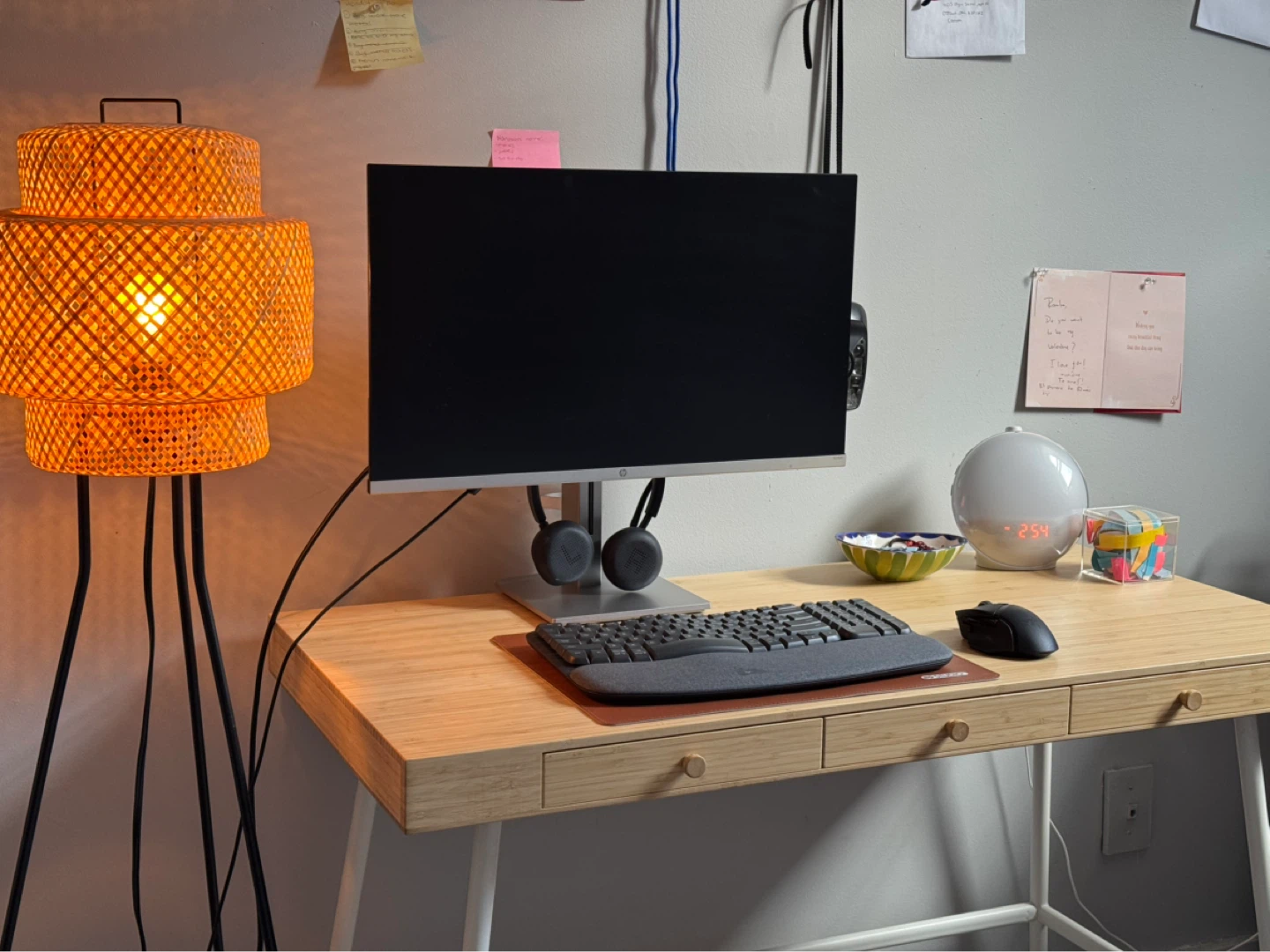 Desk - photo 2