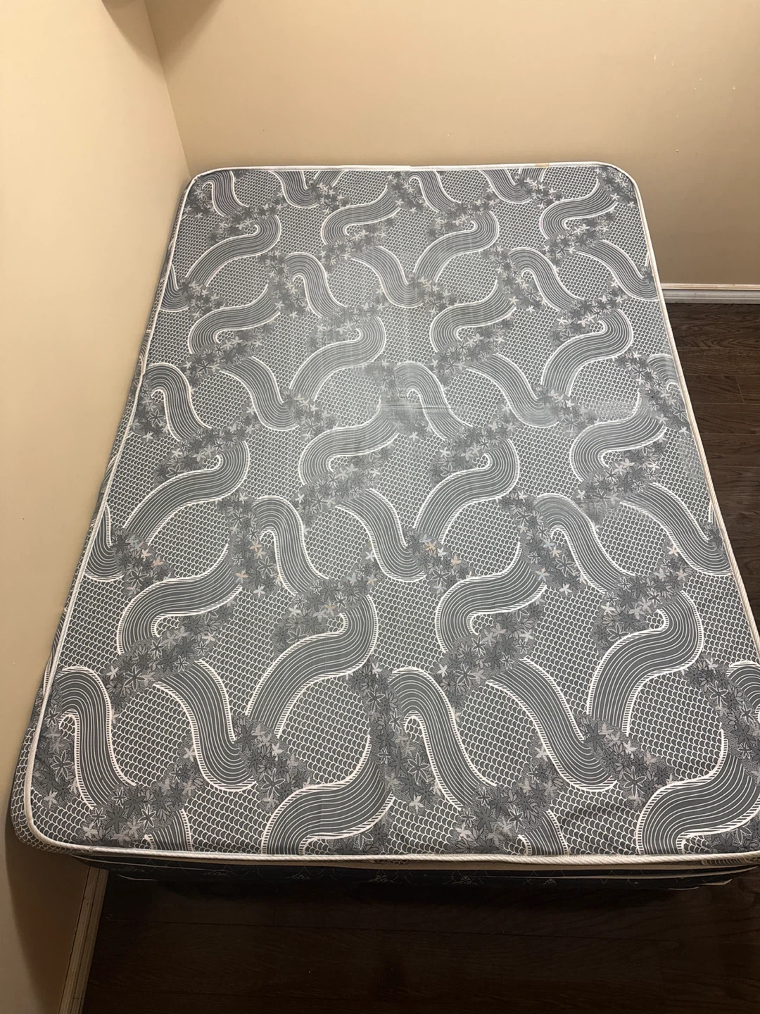 Mattress with Grey Pattern 🌱