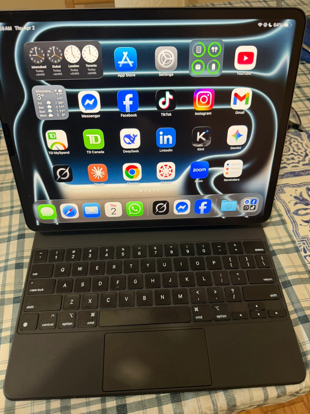 Like-New Feel iPad Pro 12.9" M1 256GB Bundle with Magic Keyboard - photo 3