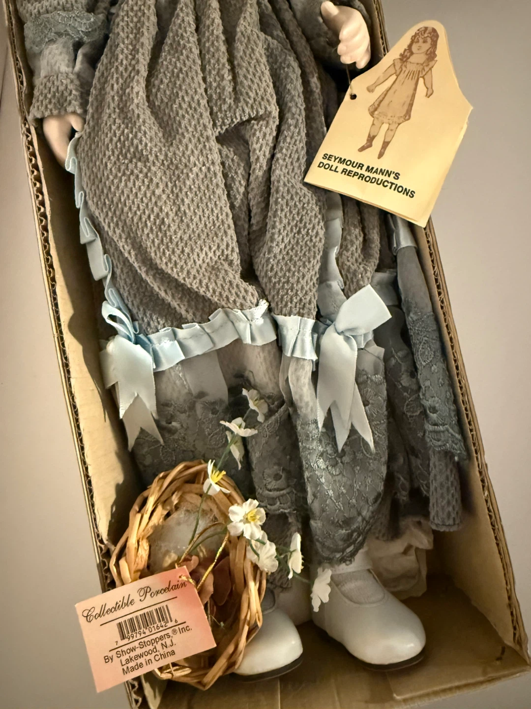 Seymour Mann Collectible Porcelain Musical Doll - photo 4