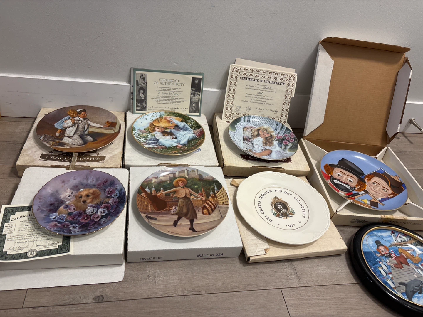 Collection of Decorative Collector Plates - photo 5