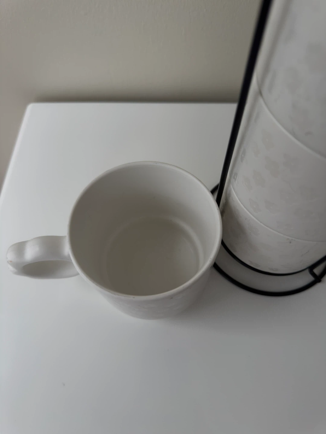Set of 4 White Floral Mugs with Black Rack - photo 4