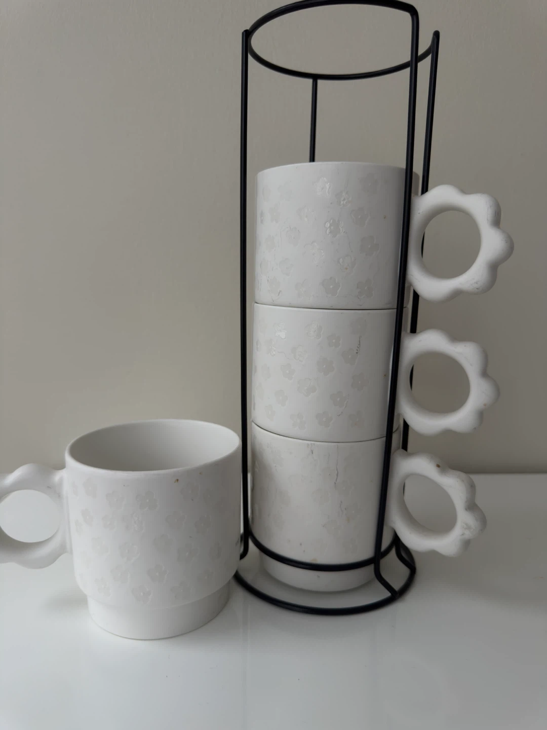Set of 4 White Floral Mugs with Black Rack