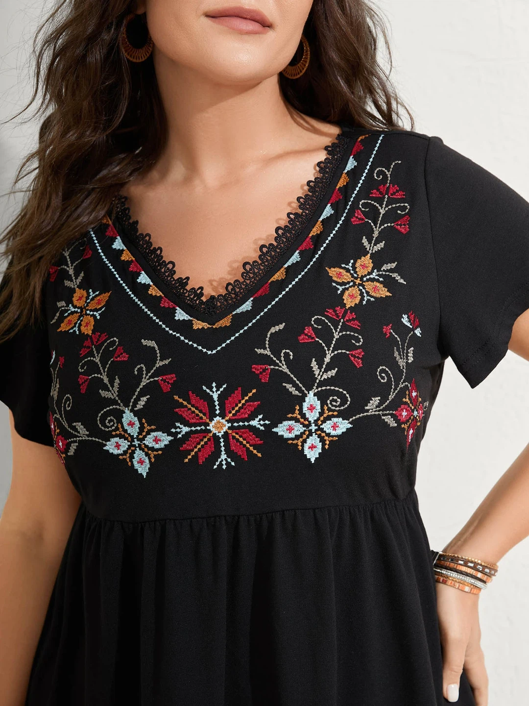 NWT Bloomchic Black Embroidered V-Neck Top US 26 - photo 2