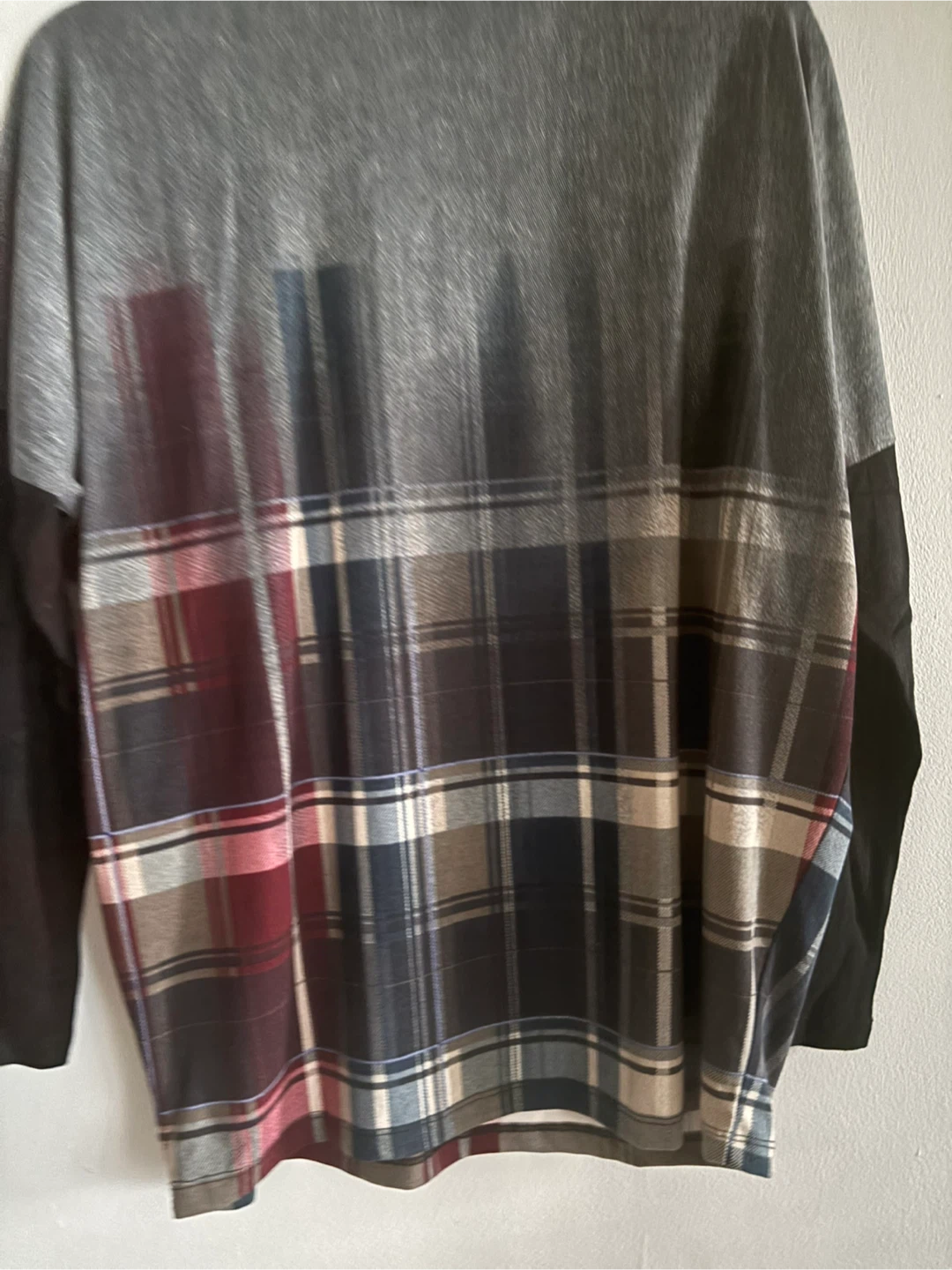 Sweater with plaid sleeves - photo 3