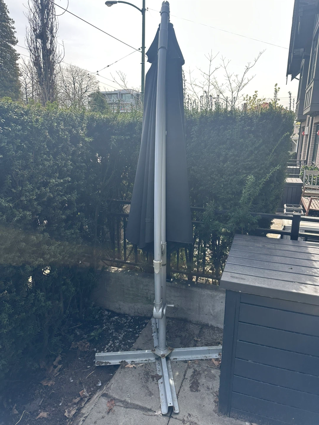 Large patio umbrella with stand no base。 - photo 2