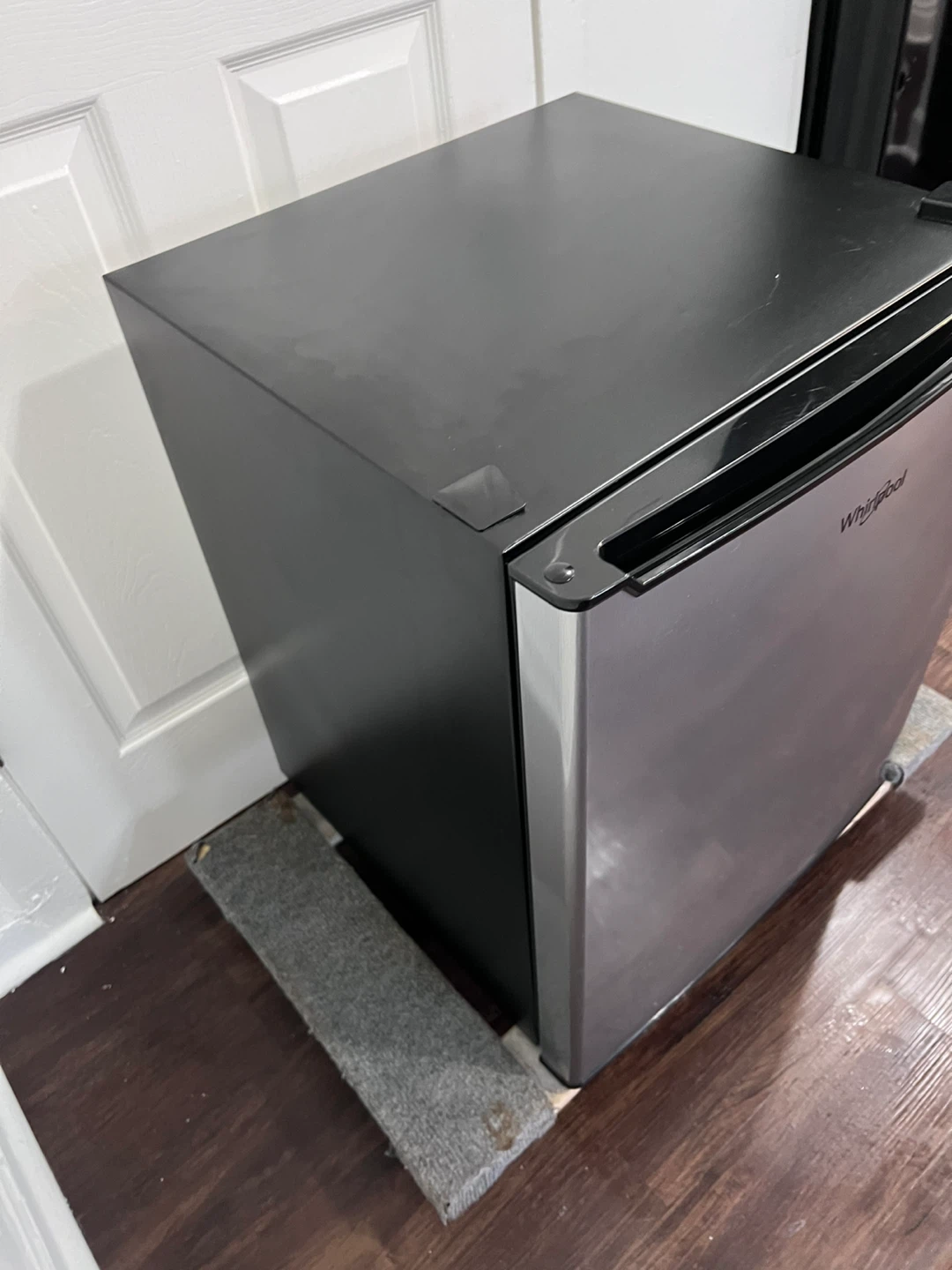 Whirlpool Mini Refrigerator - photo 4