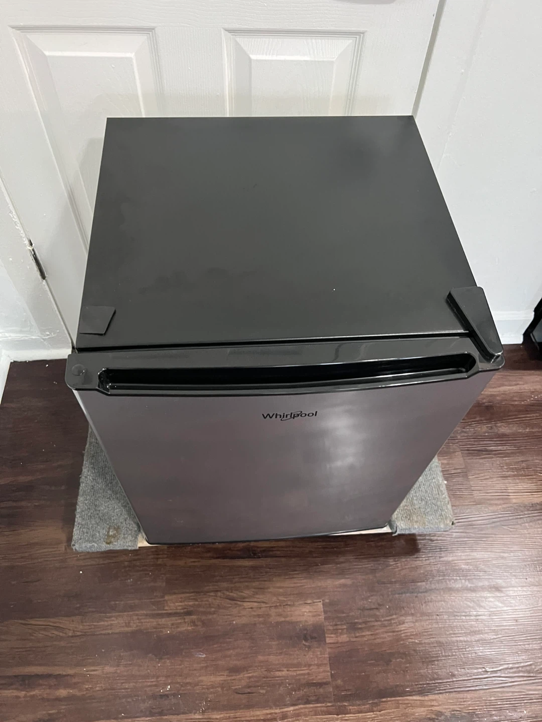 Whirlpool Mini Refrigerator - photo 2