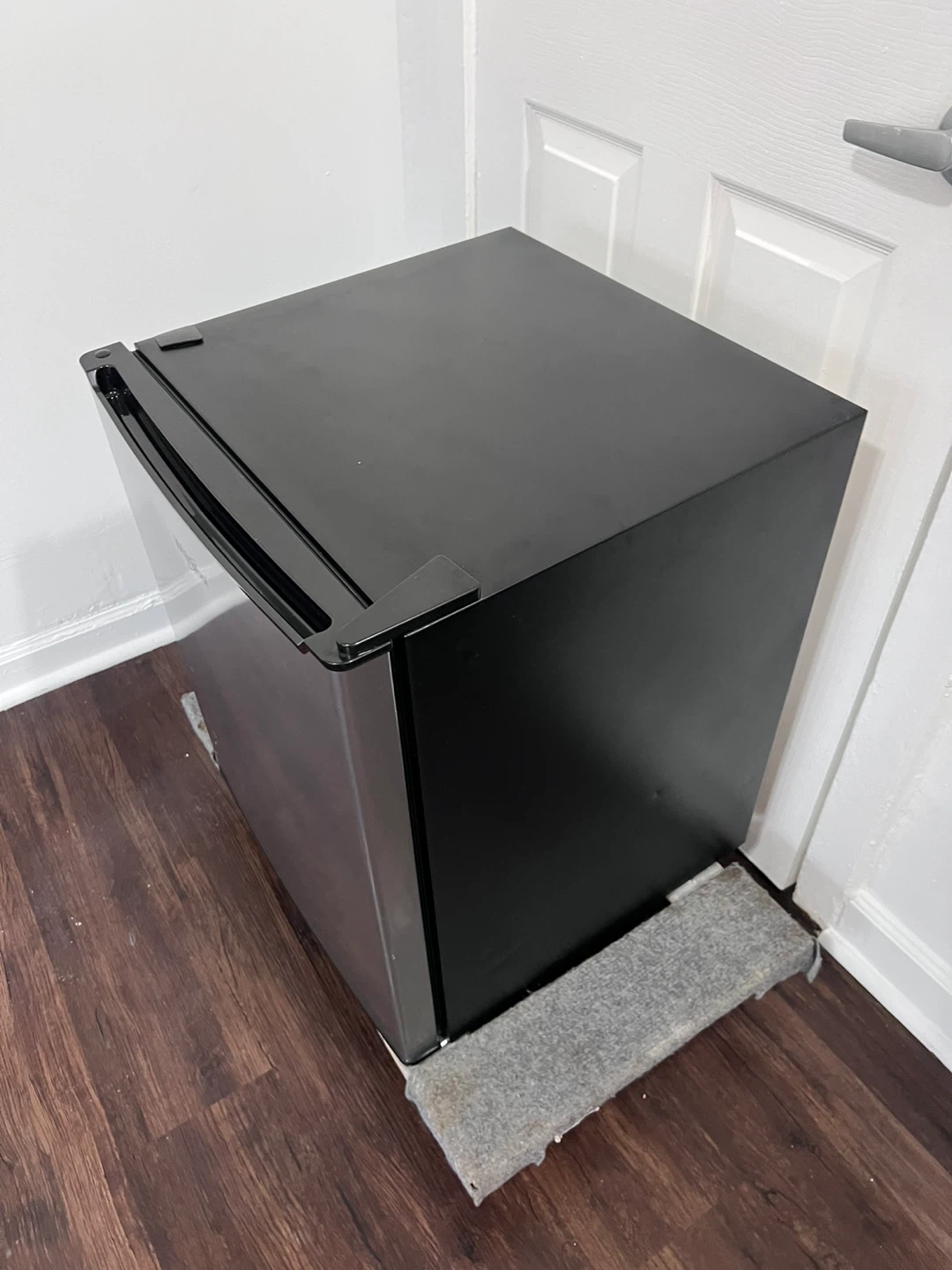Whirlpool Mini Refrigerator - photo 3