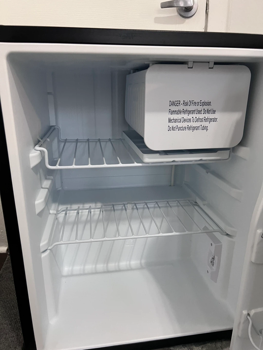 Whirlpool Mini Refrigerator - photo 5