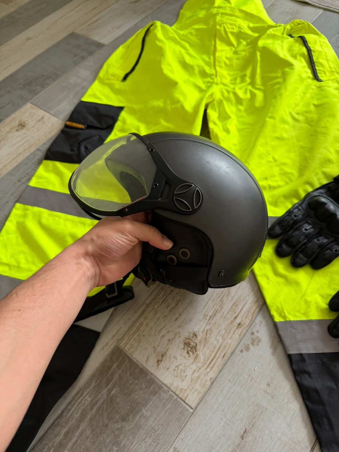 Complete Scooter Gear Set: Helmet + Gloves + Fluorescent Suit - photo 2