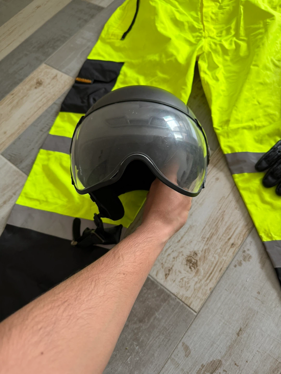 Complete Scooter Gear Set: Helmet + Gloves + Fluorescent Suit