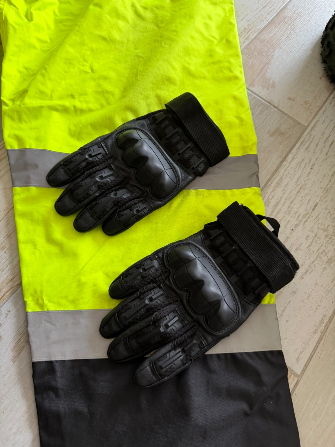 Complete Scooter Gear Set: Helmet + Gloves + Fluorescent Suit - photo 4