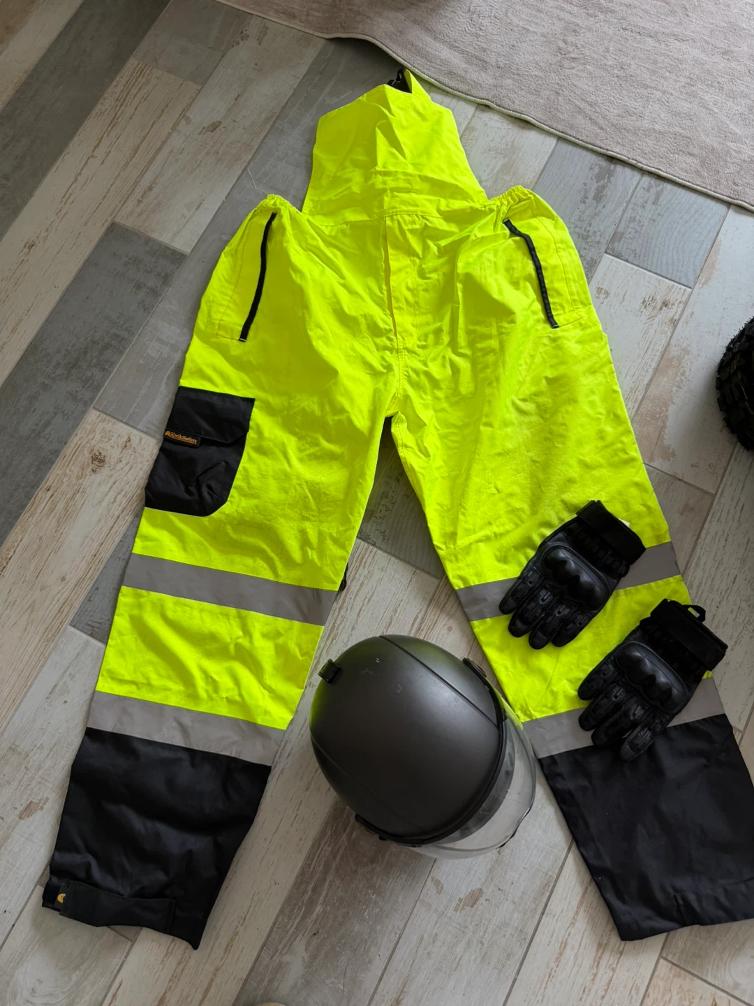 Complete Scooter Gear Set: Helmet + Gloves + Fluorescent Suit - photo 3