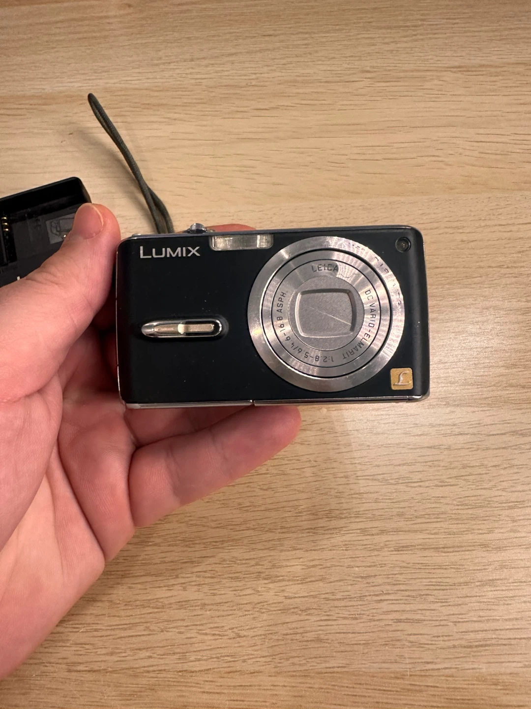 Panasonic Lumix DMC-FX07 Digital Camera with Charger and Case - photo 2