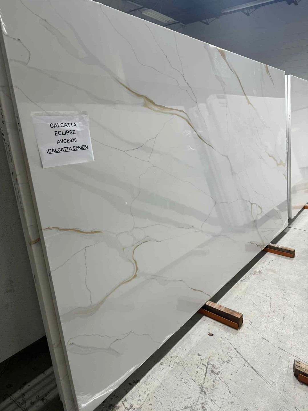 Calcatta Eclipse Quartz Slab AVCE930