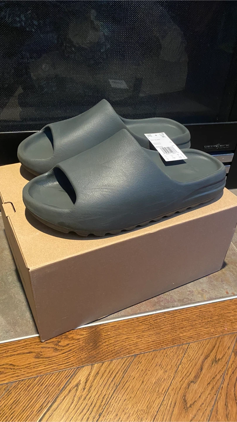 Adidas Yeezy Slide Dark Grey Size 11
