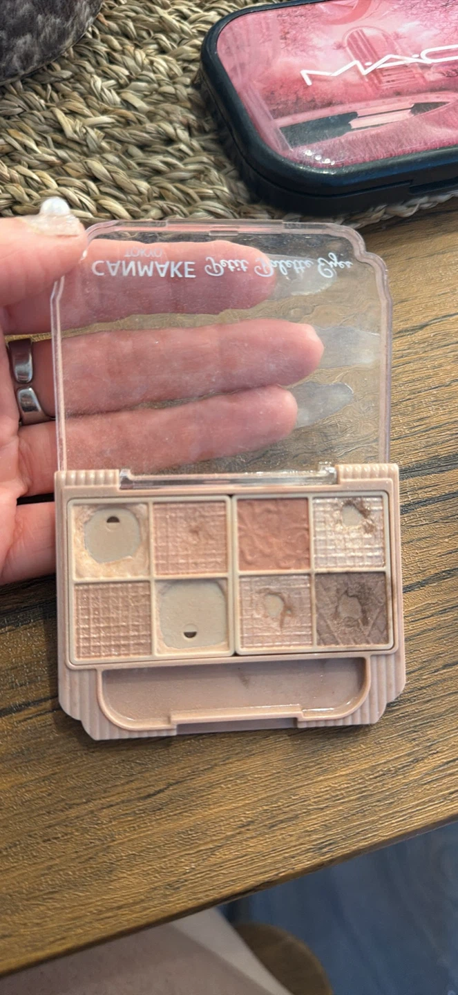 4 Eyeshadow Palettes - photo 3