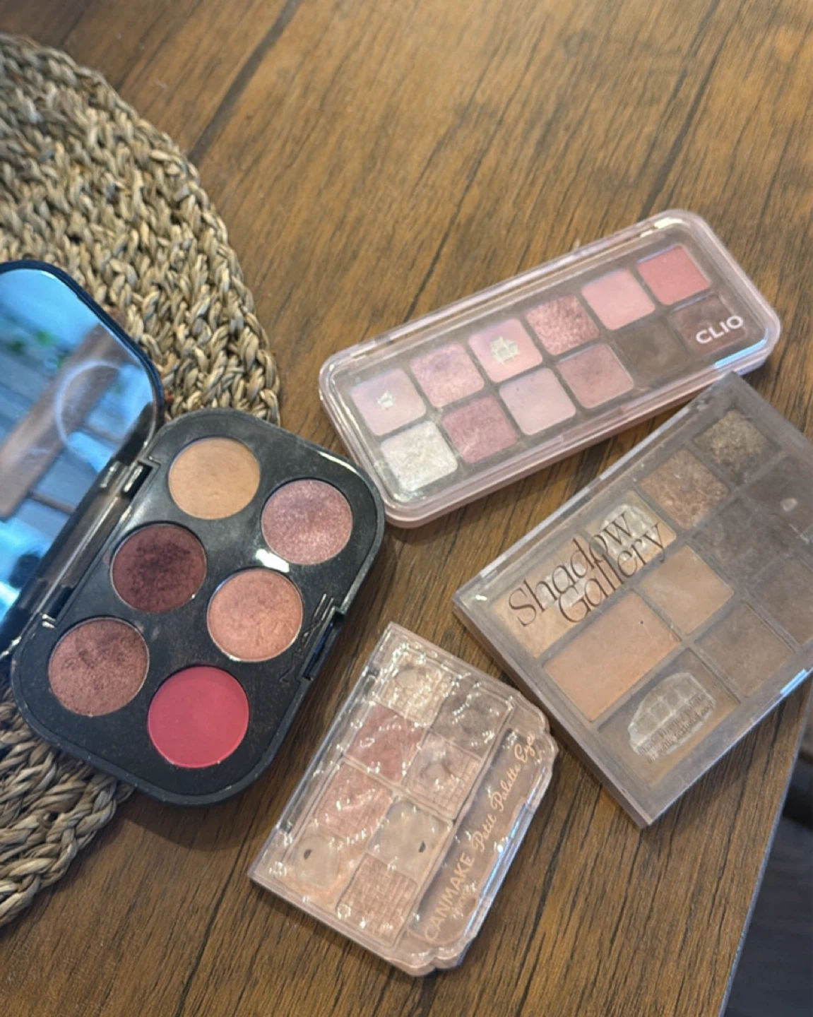 4 Eyeshadow Palettes