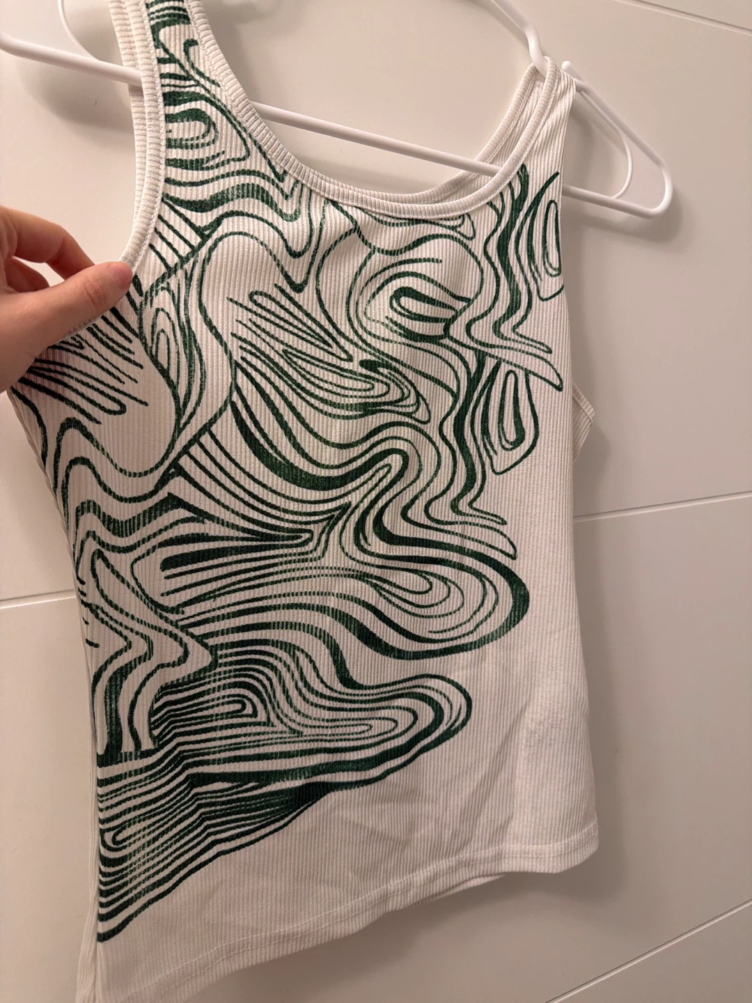 White ribbed tank top with green abstract print - photo 2
