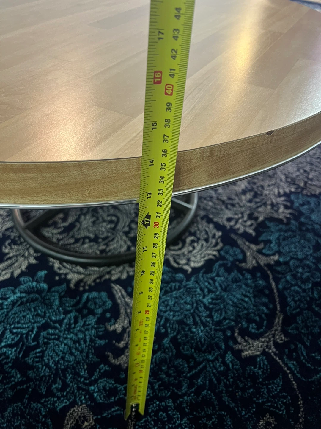 Like-New Round Wooden Coffee Table – Modern Metal Base - photo 4
