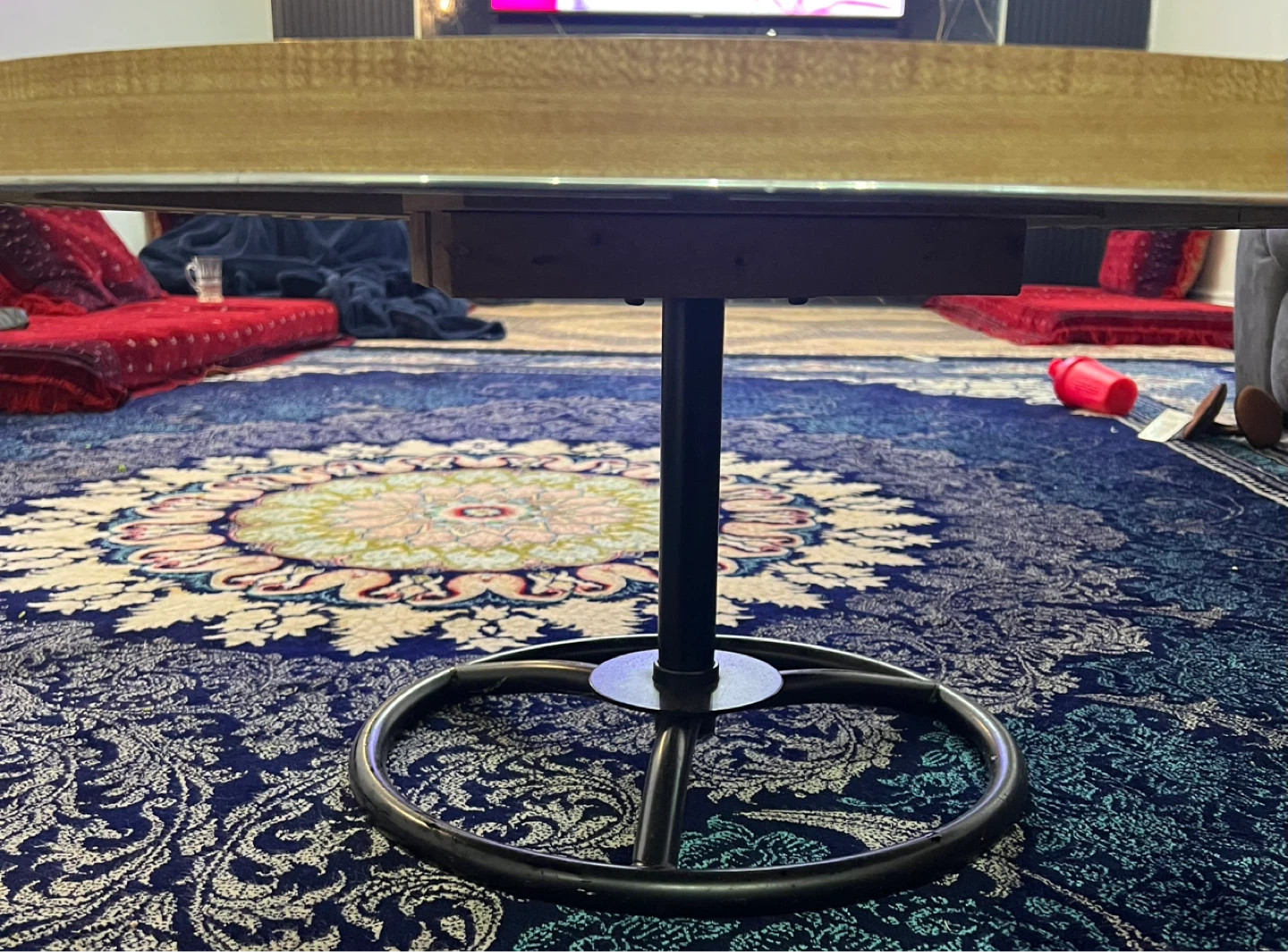 Like-New Round Wooden Coffee Table – Modern Metal Base - photo 2
