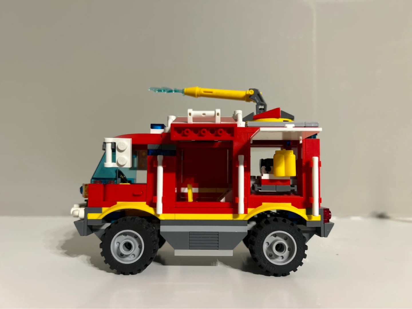 Lego City 4x4 Firetruck Set 4208 - photo 3