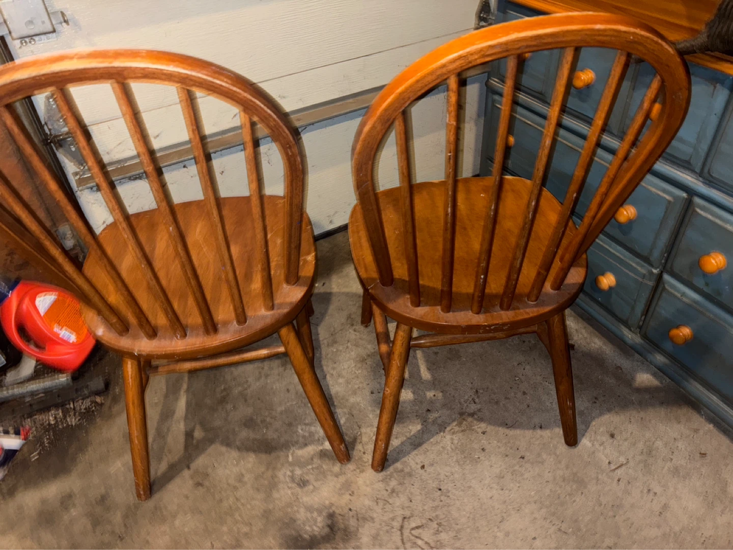2 matching wood chairs as seen in pictures - photo 4