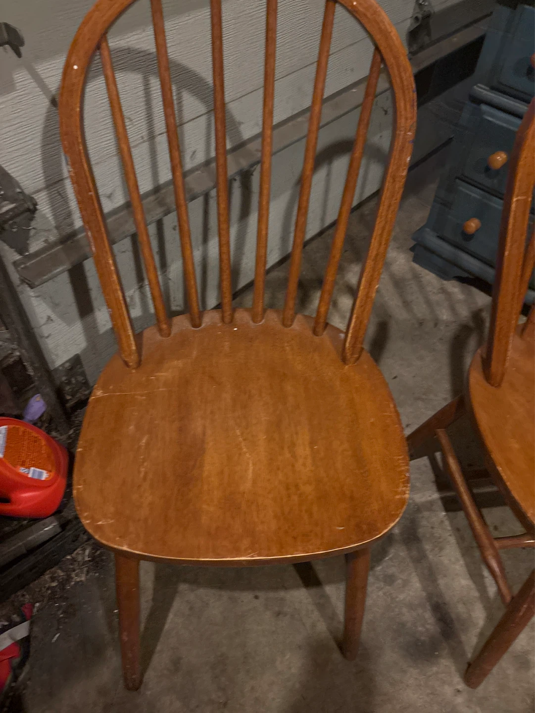 2 matching wood chairs as seen in pictures - photo 2