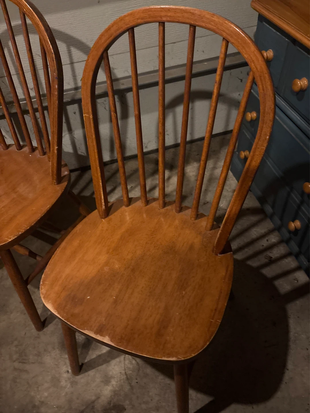 2 matching wood chairs as seen in pictures - photo 3
