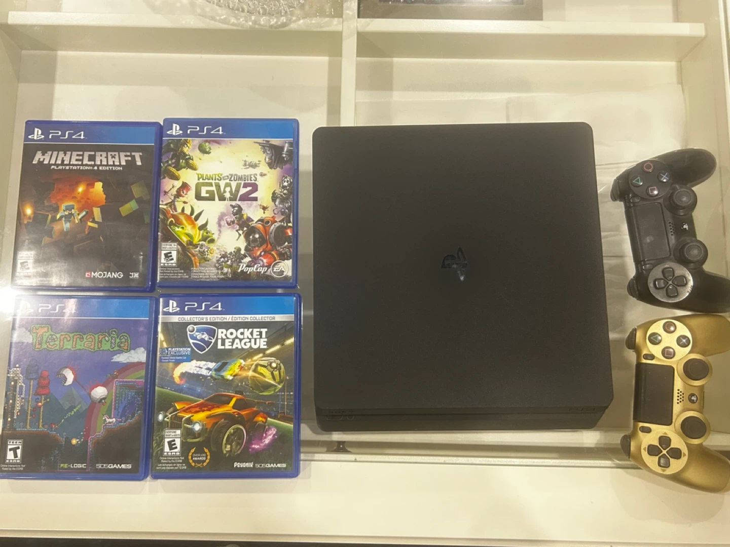 Playstation 4 Slim, 2 controllers, 4 games