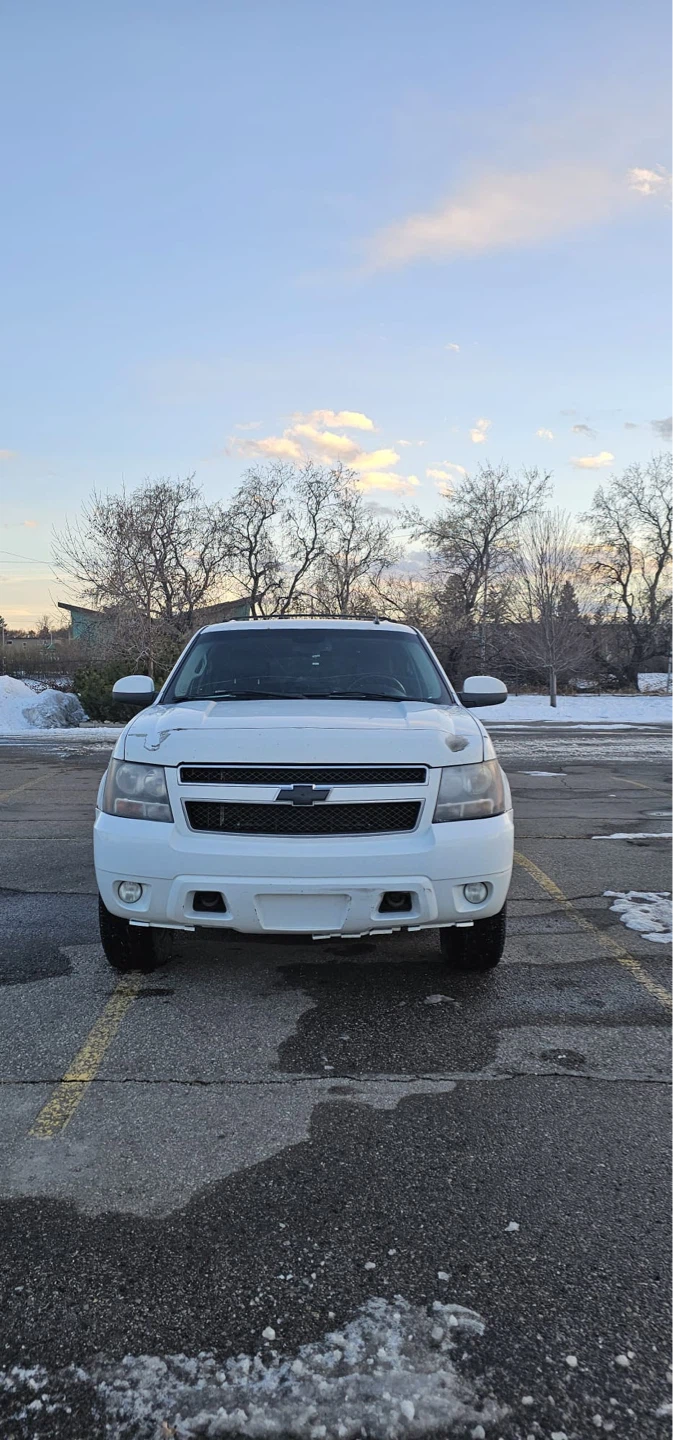 White Chevrolet Suburban SUV - photo 3