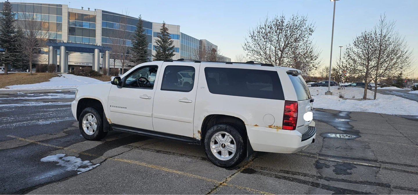 White Chevrolet Suburban SUV - photo 4