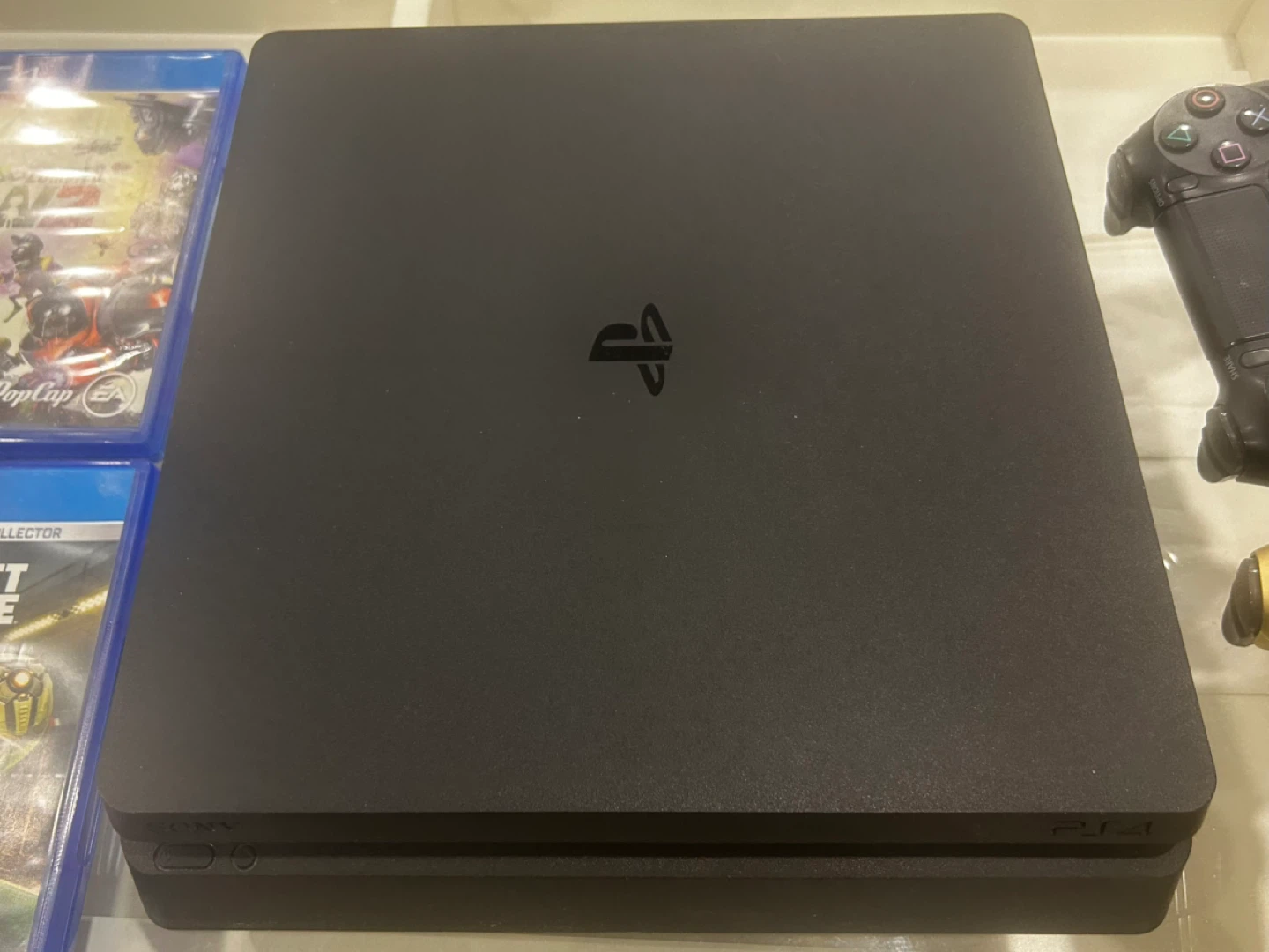 Playstation 4 Slim, 2 controllers, 4 games - photo 2