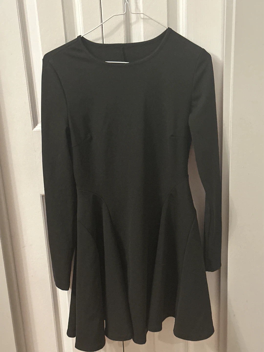 Robe noire à manches longues