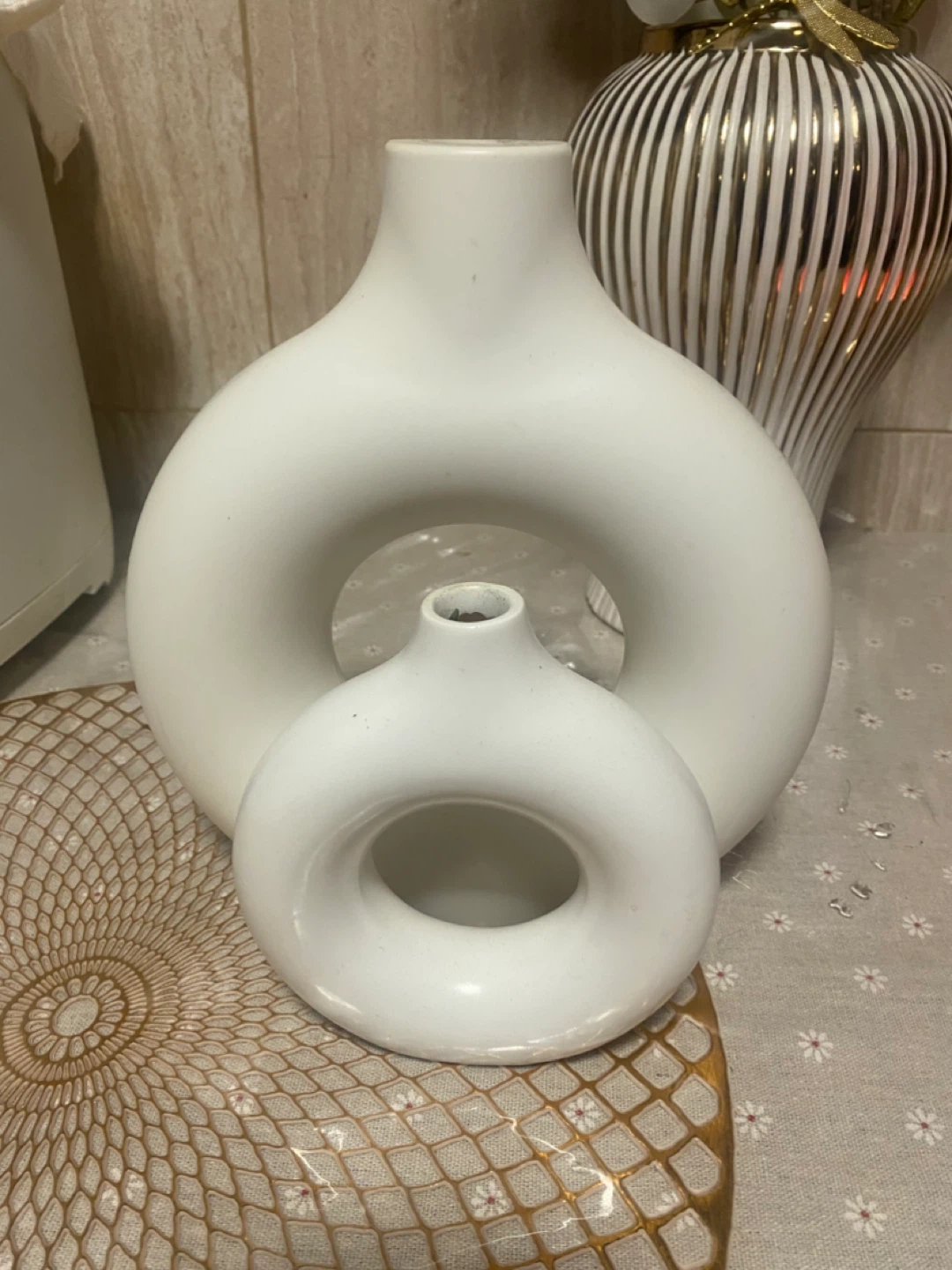 Set of 2 White Donut Vases - photo 3