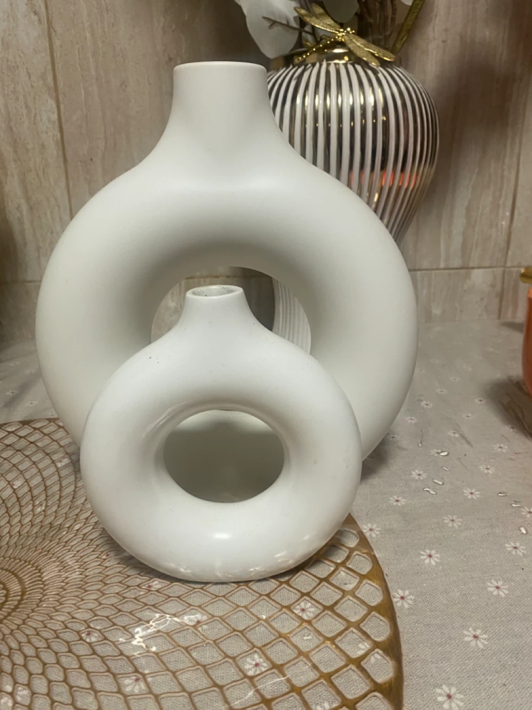 Set of 2 White Donut Vases - photo 2