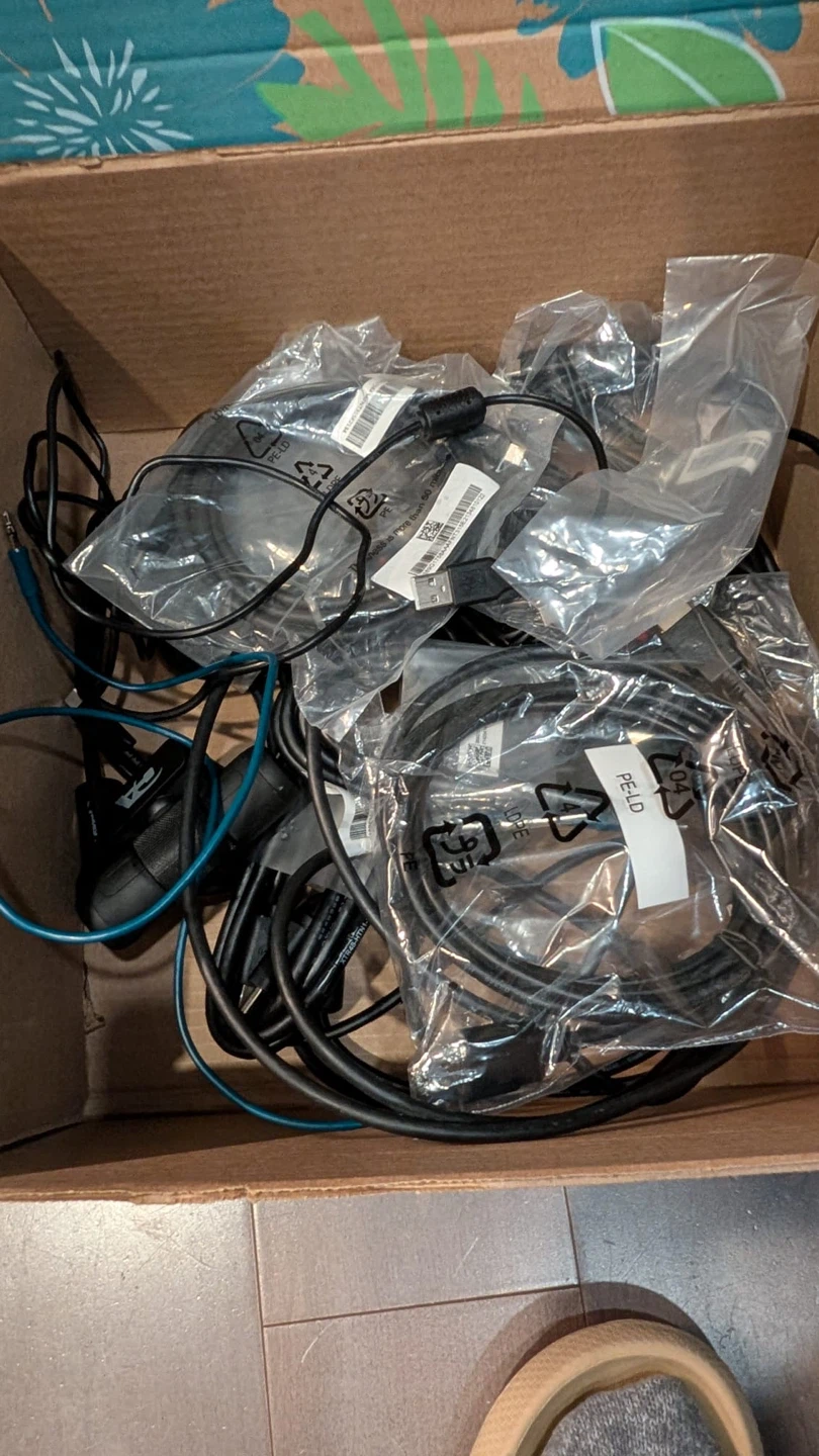 Functional Webcam, Mouse, and a bunch of wires - photo 4