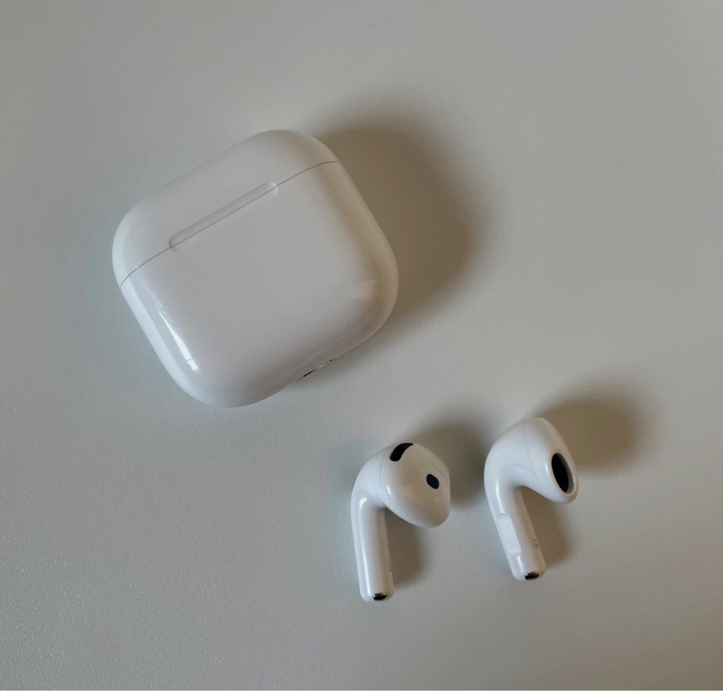 Apple AirPods 4th Generation with Charging Case - photo 3