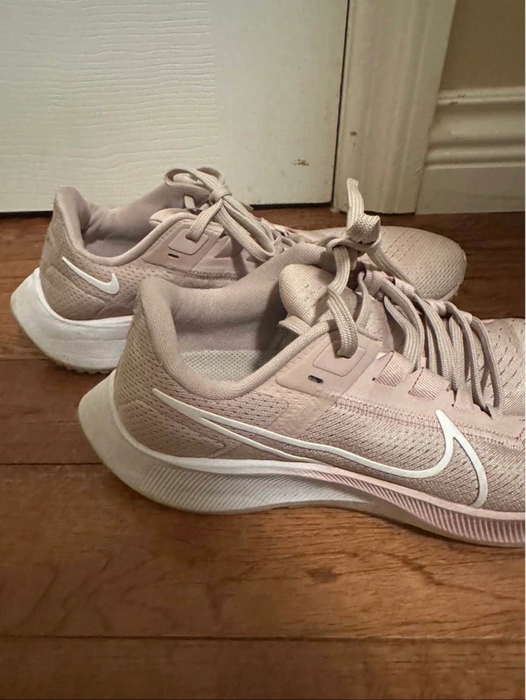 NIKE WOMEN'S RUNNING SHOES (SIZE 9)