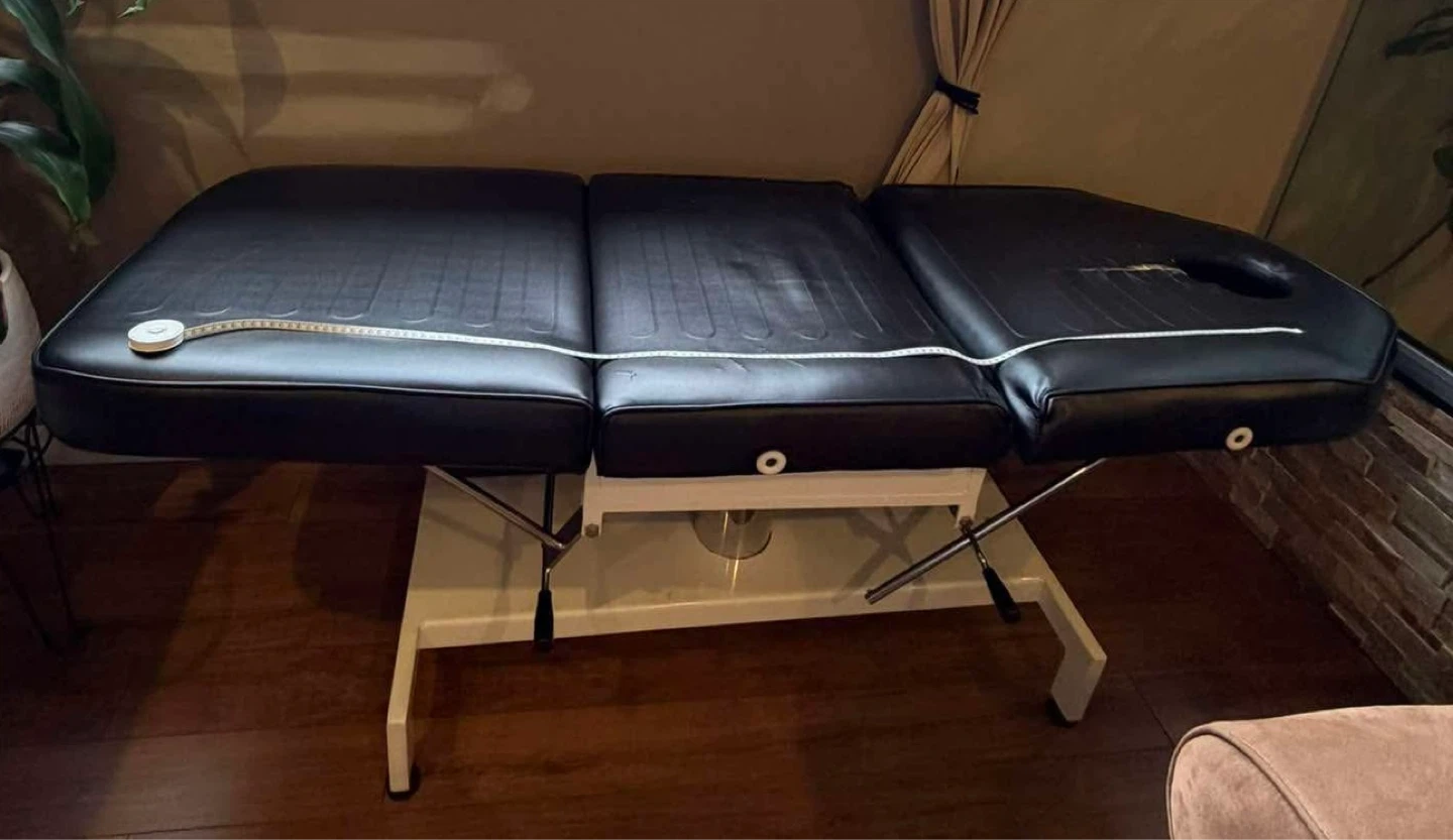 MASSAGE TABLE