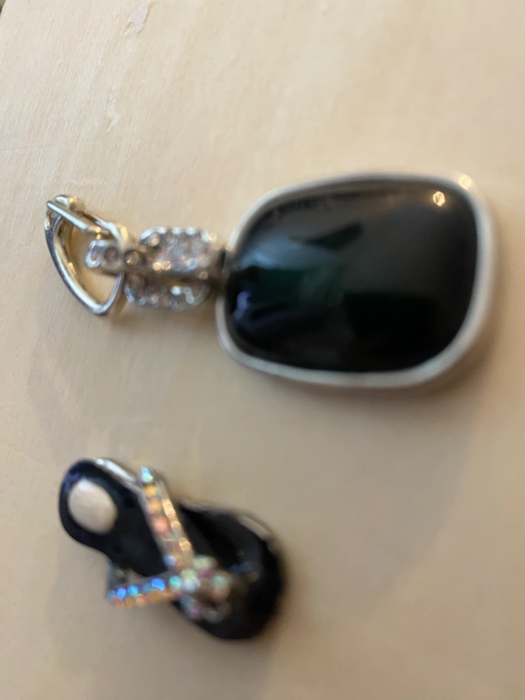Black Gemstone and Flip-Flop Charm Keychain