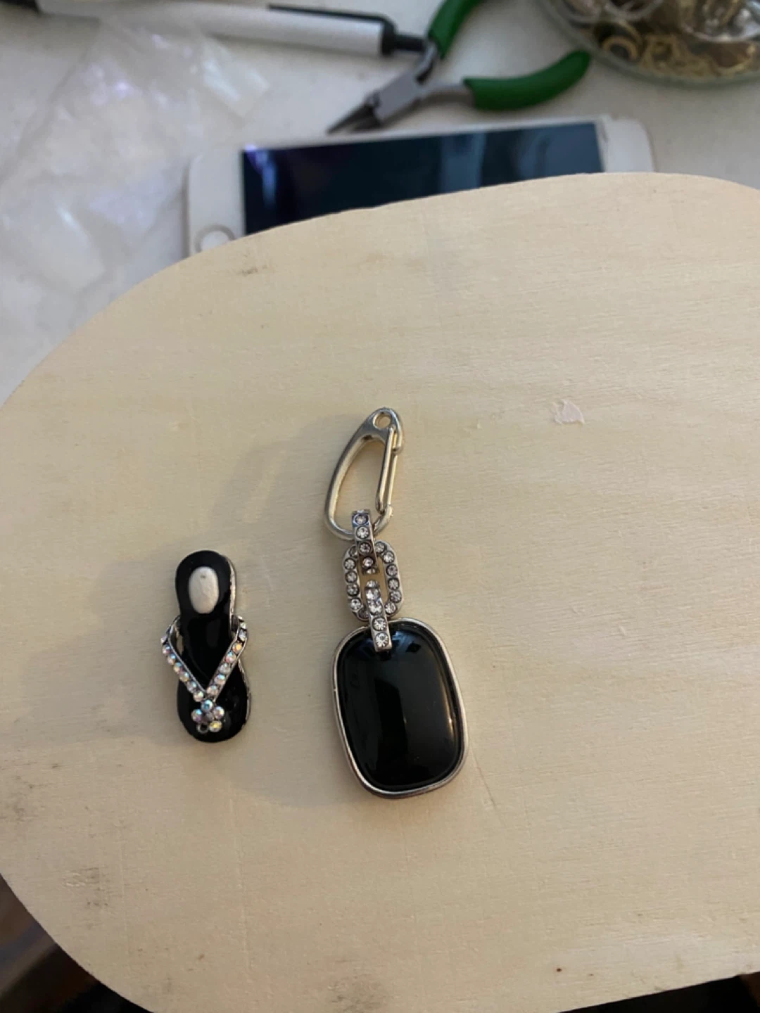 Black Gemstone and Flip-Flop Charm Keychain - photo 3