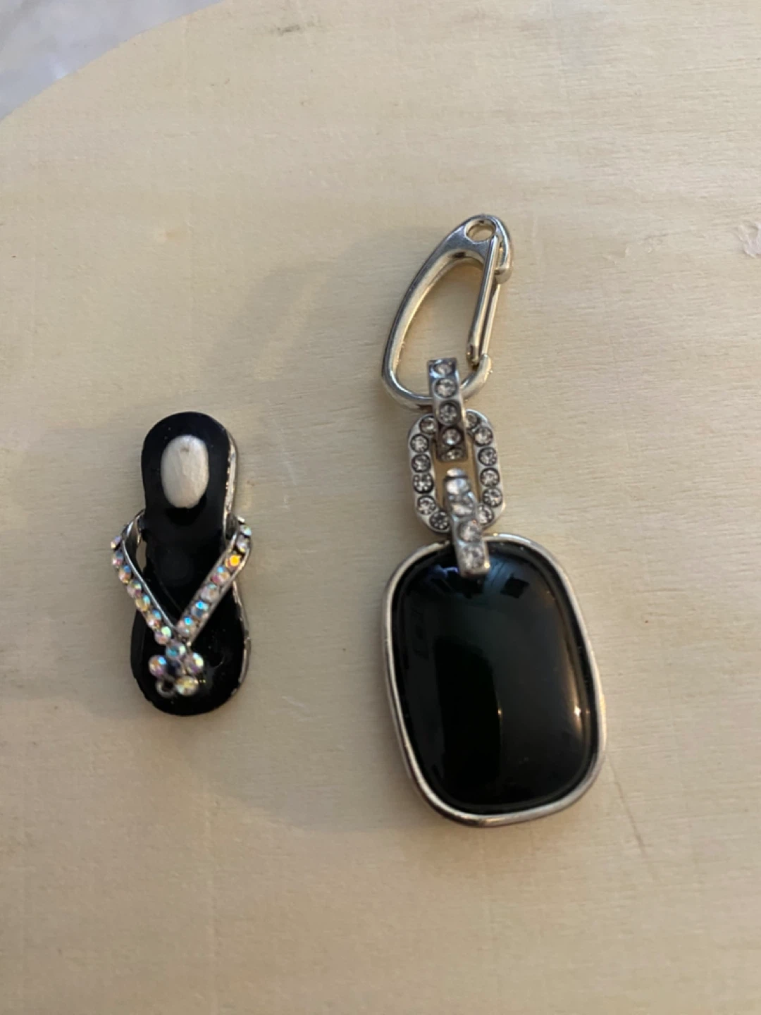 Black Gemstone and Flip-Flop Charm Keychain - photo 2